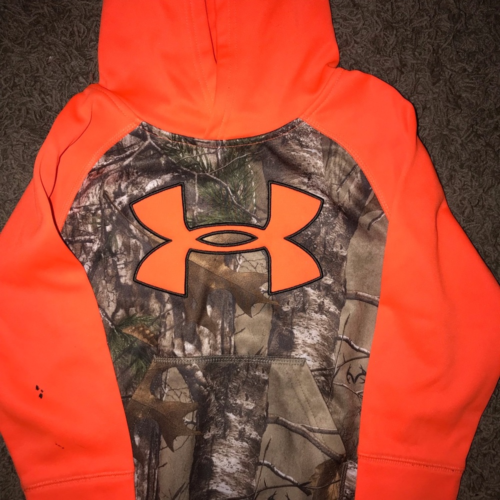 Camouflage UnderArmour hoodie small stain on arm